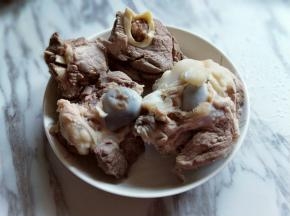 我买的是一根大骨头，之后切了4块，将大骨焯水，冷水入锅，再次烧开，煮2分钟，捞出用冷水反复冲洗。