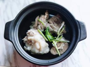 把焯水并冲洗干净的大骨头放砂锅中，加入清水，水量一定要一次性加够，当中不要再加入水，那样会影响炖汤的口味。