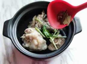 加入切好的葱，姜，八角，桂皮，香味。