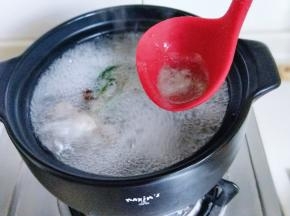大火烧开，撇出浮沫，转小火慢炖35分钟。