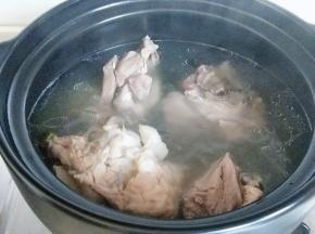 炖了40分钟左右时，汤已渐浓。