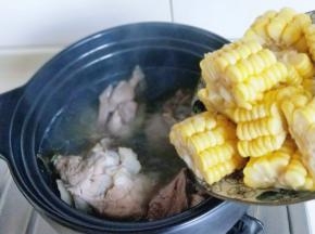 加入切好的玉米，继续炖20分钟。