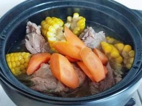 2 0分钟后在加入胡萝卜炖10分钟。