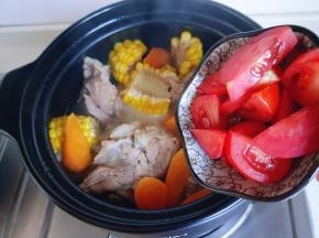 最后加入切好的小番茄，炖5分钟，可以关火，出锅。