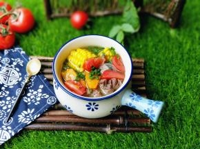 盛出装入汤碗中，撒上葱花。