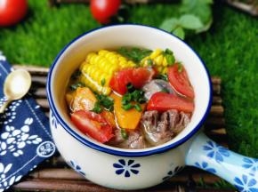 近看，浓郁的汤汁，丰富的时蔬。