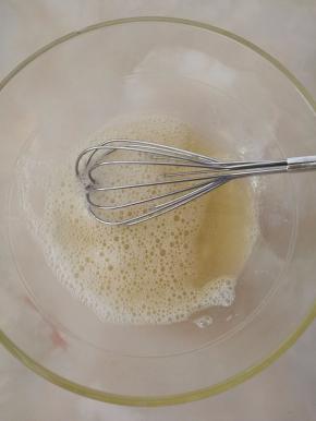 蛋白磕入无油无水的盆中