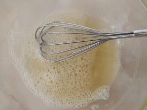 蛋白磕入无油无水的盆中