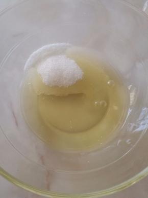 加入细砂糖，用手动打蛋器搅拌至砂糖融化。