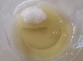 加入细砂糖，用手动打蛋器搅拌至砂糖融化。