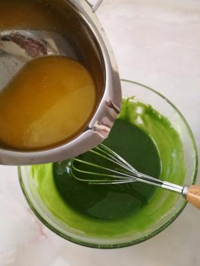 加入事先隔水融化的黄油