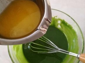 加入事先隔水融化的黄油