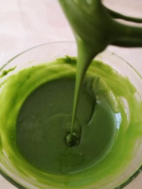 用手动打蛋器搅拌成顺滑的面糊。