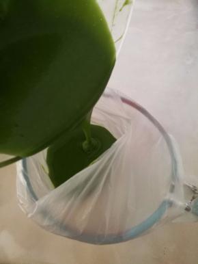 将面糊倒入裱花袋中。