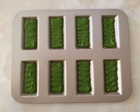 挤入费南雪模具中，轻震几下，这个方子正好用学厨模具做八个。