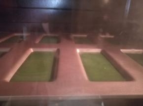烤箱上下火190度预热十分钟，模具放烤箱中层，上下火190度烤15分钟。