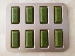 烤好的费南雪直接脱模冷却即可。