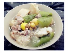 鸡肉嫩水瓜软汤清甜！放少许盐调味，上桌！