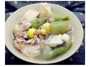 鸡肉嫩水瓜软汤清甜！放少许盐调味，上桌！