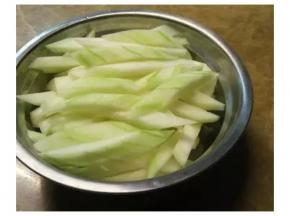 节瓜切条备用（可再切小一点，这是小主切的比较粗）