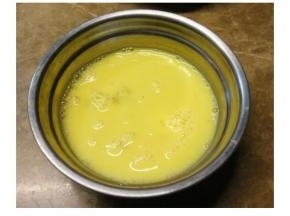 鸡蛋加少少盐打散备用
