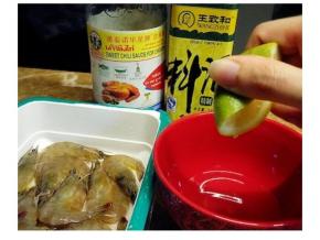 白醋20g倒入碗里再挤少许柠檬汁
