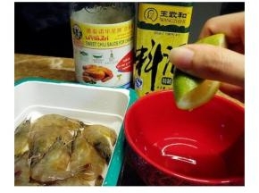 白醋20g倒入碗里再挤少许柠檬汁