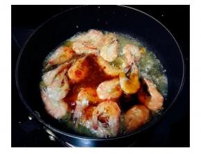 倒入三勺泰式甜辣酱，柠檬醋，蚝油，料酒拌匀