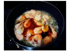 倒入三勺泰式甜辣酱，柠檬醋，蚝油，料酒拌匀