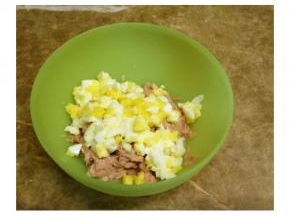 吞拿鱼+鸡蛋碎+沙拉醬拌匀