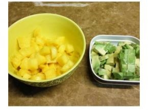 芒果、牛油果切粒