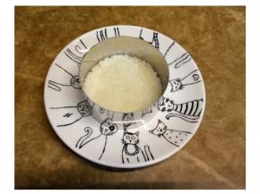 米飯用寿司醋拌均，在碟子里放一层米飯，压平