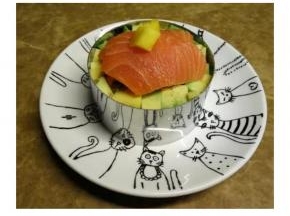 放上三文鱼、芒果粒做装饰，拿起慕斯圈，完成。