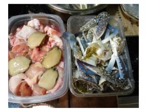 鷄腿花蟹切塊，鮑魚洗淨