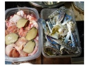 鷄腿花蟹切塊，鮑魚洗淨