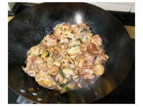 鍋里放入鷄腿爆炒鷄肉變白，放入鮑魚老抽、鹽、糖、料酒繼續爆炒。