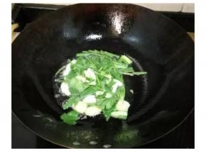 另起一鍋，放入蒜、姜、蔥、香菜爆炒出香气。