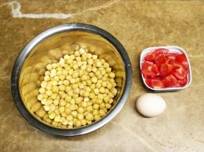 鹰嘴豆提前用水浸泡12小时，番茄切小块