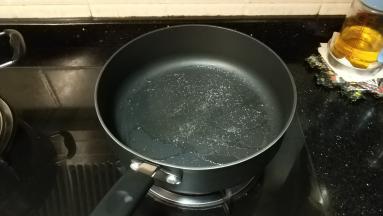 不粘锅放油、盐烧开