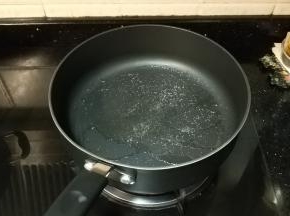 不粘锅放油、盐烧开