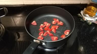 放入番茄块翻炒