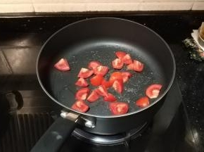 放入番茄块翻炒