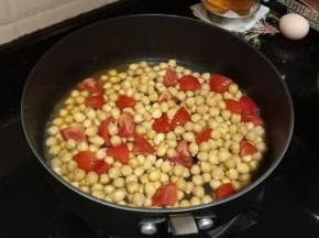 倒入适量水，番茄酱、盐、糖，盖盖子小火焖十分钟，最后打入鸡蛋炒均匀即可