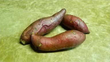 番薯洗净切皮；鸡胸肉用蜂蜜、蒜盐、黑椒盐腌20分钟