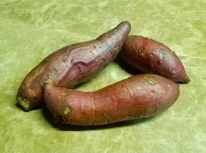 番薯洗净切皮；鸡胸肉用蜂蜜、蒜盐、黑椒盐腌20分钟