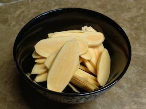 番薯切成块片；鸡胸肉切片