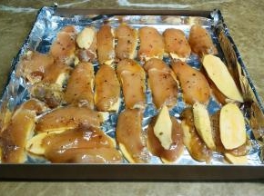薯片依次摆入烤箱，码上鸡胸肉片