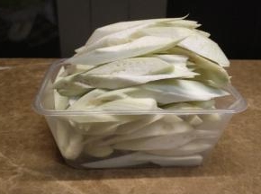 秋茄去皮切条，蒜切粒