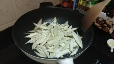 锅里下油放入蒜头粒爆香后放入秋茄