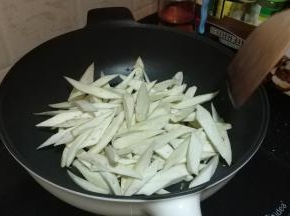 锅里下油放入蒜头粒爆香后放入秋茄